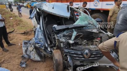 തൃശ്ശൂരിൽ ബസും കാറും കൂട്ടിയിടിച്ചു: കാർ യാത്രക്കാരൻ മരിച്ചു; ഒപ്പമുണ്ടായിരുന്ന യുവതിയടക്കം 2 പേർക്ക് പരുക്ക്