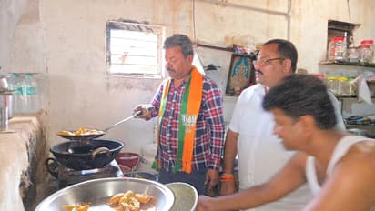 ಬಿಸಿ ಬಿಸಿಯಾದ ಮಿರ್ಚಿ ಬಜ್ಜಿ ಮಾಡಿದ ಮಾಜಿ ಶಾಸಕ ರೇಣುಕಾಚಾರ್ಯ