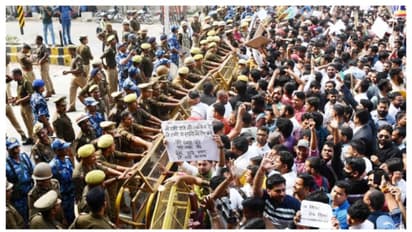 പല ഘട്ടങ്ങളിലായി പിഎസ്സി പരീക്ഷ: യുപി പിഎസ്സി ഓഫീസിന് മുന്നിൽ പ്രതിഷേധം ശക്തമാക്കി ഉദ്യോഗാർത്ഥികൾ