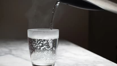 வெறும் வெந்நீர்தானேனு நினைக்காதீங்க; 5 நோய்களை நீக்கும் அருமருந்தாம் அது!