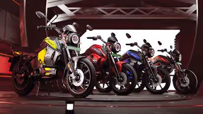 வெறும் ரூ.74,999 விலையில் 200 கிமீ மைலேஜ் கொடுக்கும் பட்ஜெட் எலக்ட்ரிக் பைக்குகள்