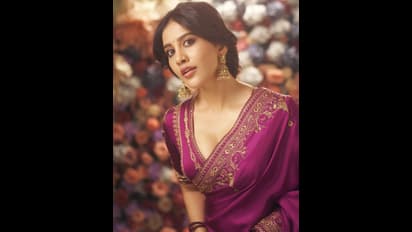 ಸೀರೆಯಲ್ಲಿ ಅತಿಲೋಕ ಸುಂದ್ರಿ ನಮ್ ಪಟಾಕ ಪೋರಿ… ಸೀರೆ ಜೊತೆ ಅಮ್ಮ, ಅಜ್ಜಿಯ ಪ್ರೀತಿ  ನೆನಪಿಸಿಕೊಂಡ ನಟಿ