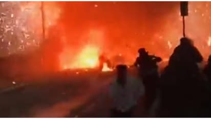 ​ഗർഭിണിയുമായി പോയ ആംബുലൻസിന് തീപിടിച്ചു, ​​ഓക്സിജൻ സിലിണ്ടർ പൊട്ടിത്തെറിച്ചു; യുവതിയ്ക്ക് അത്ഭുത രക്ഷപ്പെടൽ