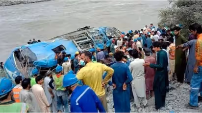 വിവാഹ സംഘം സഞ്ചരിച്ച ബസ് സിന്ധു നദിയിലേക്ക് മറിഞ്ഞു, വധൂവരന്മാടക്കം 26 മരണം, സംഭവം പാകിസ്ഥാനിൽ