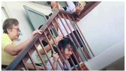 സ്കൂളിലെ സ്റ്റെയർ കേസിൻറെ കമ്പികൾക്കിടയിൽ പെൺകുട്ടിയുടെ തല കുടുങ്ങി; രസകരമായ കുറിപ്പുകളുമായി സോഷ്യല്‍ മീഡിയ 