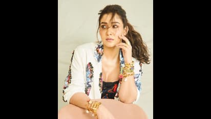 இவங்களுக்கு 40 வயசுனு சொன்னா யாரு நம்புவா! காந்தக்கண்ணழகியாக ஈர்க்கும் நயன்தாரா!