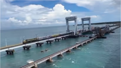 പഴയ പാമ്പൻ പാലം ഇനി ഓര്മ; പുത്തൻ പാമ്പൻ കടല്പ്പാലത്തിലൂടെ കുതിച്ചുപാഞ്ഞ് ട്രെയിൻ, അതിവേഗ പരീക്ഷണ ഓട്ടം വിജയം