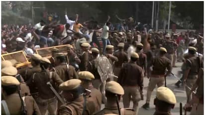 പിഎസ്‍സി പരീക്ഷ സമയം മാറ്റണമെന്ന് ആവശ്യം; യുപിയിൽ ഉദ്യോ​ഗാർത്ഥികളുടെ പ്രതിഷേധത്തിൽ സംഘർഷം