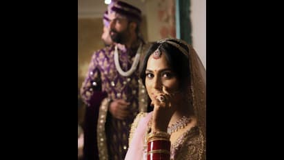 ஜோதா - அக்பர் கெட்டப்பில் கணவரோடு ரொமாண்டிக் போட்டோஷூட் நடத்திய ரம்யா பாண்டியன்!