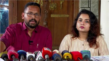 സരിനൊപ്പം സൗമ്യയും വാർത്താസമ്മേളനത്തിൽ; തന്റെ വീട്ടിൽ താമസിക്കുന്നത് കുടുംബസുഹൃത്തെന്ന് സരിൻ, ആധാരവുമായി സൗമ്യ