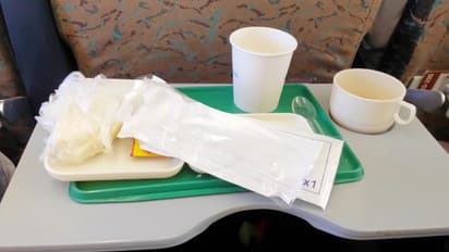 തിളച്ച ചായ തെറിച്ചുവീണ് ജനനേന്ദ്രിയത്തിന് ഗുരുതര പൊള്ളൽ; എയർലൈനെതിരെ കേസ്, 1 കോടി നഷ്ടപരിഹാരം വേണമെന്ന് 56കാരൻ