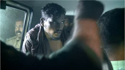 4 മണിക്കൂർ നീണ്ട തെരച്ചിൽ; ചാടിപ്പോയ പ്രതിയെ വലയിലാക്കി പൊലീസ്, പിടികൂടിയത് ചതുപ്പിൽ പതുങ്ങിയിരിക്കുമ്പോൾ