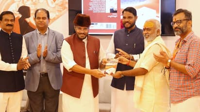 'കരയിലേക്കൊരു കടൽ ദൂരം'; സലാം പാപ്പിനിശ്ശേരിയുടെ പുസ്തകം അബ്ദുസമദ് സമദാനി എം പി പ്രകാശനം ചെയ്തു