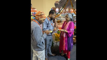 ದೆಹಲಿಯಲ್ಲಿ ಐಐಟಿಎಫ್ ಮೇಳ: ಖುದ್ದು‌ ಮಳಿಗೆಯಲ್ಲಿ ಕುಳಿತು ವ್ಯಾಪಾರ ಮಾಡುತ್ತಿರುವ ಎಂ.ಬಿ.ಪಾಟೀಲ್ ಪತ್ನಿ!
