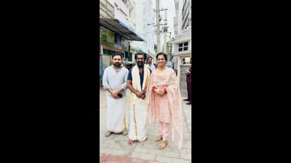 கணவரோடு திருசெந்தூர் போன ரம்யா பாண்டியன்.! எதிர்பாராமல் கிடைத்த பிரபலத்தின் வாழ்த்து!