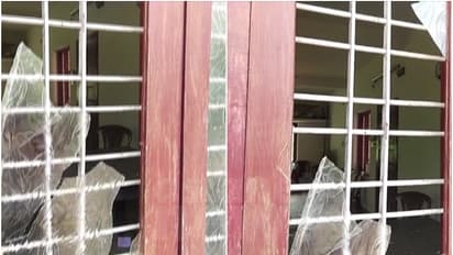 ക്ഷേത്ര ഉപദേശക സമിതി അംഗങ്ങളുടെ വീടാക്രമിച്ച അതേസംഘം; കുറുമ്പിലാവ് സിപിഐ ഓഫീസ് തല്ലിത്തകര്ത്ത് ഗുണ്ടകൾ