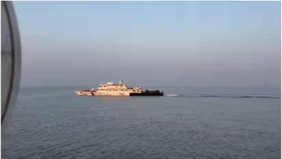 അപകടത്തിലെന്ന് സന്ദേശം, പാക് കപ്പൽ ചേസ് ചെയ്ത് തടഞ്ഞ് ഇന്ത്യൻ കോസ്റ്റ്ഗാർഡ്; രക്ഷിച്ചത് 7 മത്സ്യത്തൊഴിലാളികളെ