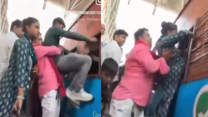 'ഇന്ത്യൻ റെയിൽവേയ്ക്ക് തന്നെ നാണക്കേട്'; യാത്രക്കാരെ വിൻഡോയിലൂടെ ട്രെയിനിന്റെ അകത്തെത്തിച്ച് കൂലി