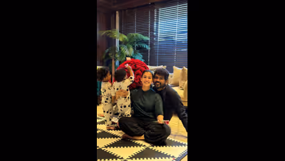 புர்ஜ் கலீபா முன்பு கணவர் விக்னேஷ் சிவனுடன் புத்தாண்டை வரவேற்ற நயன்தாரா! வைரல் போட்டோ!