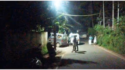 പാക്ക് ചെയ്യാനെടുക്കുന്ന ഐസുകൾ രുചിച്ച് നോക്കി ജീവനക്കാരൻ; കട സീൽ ചെയ്ത് പൊലീസ്, സംഭവം കോഴിക്കോട്