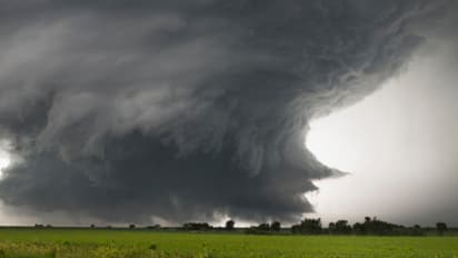 ദശാബ്ദങ്ങൾക്കിടയിലെ ഏറ്റവും ശക്തമായ ചുഴലിക്കാറ്റ് കരതൊട്ടു, പേമാരി വിതച്ച് 'ബോംബ്', മിന്നൽ പ്രളയ മുന്നറിയിപ്പ്