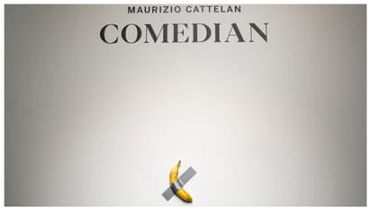 പേര് 'ഹാസ്യനടന്', ചുമരിലൊട്ടിച്ച് വച്ച ഒരു പഴം; ലേലത്തില് വിറ്റ് പോയത് 52 കോടിക്ക്