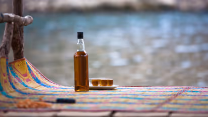 കുപ്രസിദ്ധ പാർട്ടി നഗരത്തിൽ വിനോദ സഞ്ചാരികൾക്ക് ദാരുണാന്ത്യം, ബക്കറ്റ് ബിയറും ഫ്രീ ഷോട്ടുകളും സംശയനിഴലിൽ