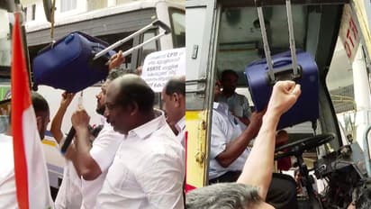 'യൂത്ത് കോൺഗ്രസിന്റെ മധുരപ്രതികാരം'; പാലക്കാട്ടെ സിപിഎമ്മിന് നീല ട്രോളി ബാഗ് ബസിൽ പാഴ്സൽ അയച്ച് വിജയാഘോഷം