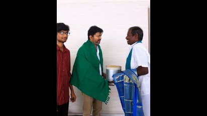 ടിവികെ സമ്മേളനം നടത്താന്‍ സ്ഥലം നല്‍കിയ കര്‍ഷകരെ ആദരിച്ച് വിജയ്