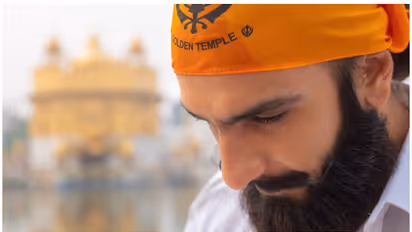  Ranveer Singh-Aditya Dhar visit Golden Temple before starting next schedule of their movie