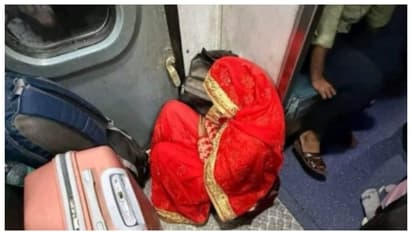 ട്രെയിനില്‍ നിലത്തിരുന്ന് യാത്ര ചെയ്യുന്ന വധുവിന്‍റെ ചിത്രം വൈറല്‍; പിന്നാലെ ചേരി തിരിഞ്ഞ് സോഷ്യല്‍ മീഡിയ 