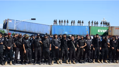 റോഡുകൾ അടച്ചു, മൊബൈൽ ഫോണുകൾ പ്രവർത്തിക്കില്ല, ഒത്തുചേരൽ നിരോധിച്ചു; ഇസ്ലാമാബാദിൽ ലോക്ക്ഡൗൺ