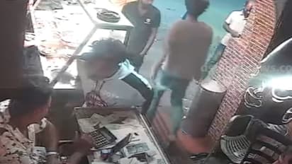 കഴിച്ച  ഭക്ഷണത്തിന്‍റെ പണം ചോദിച്ചപ്പോൾ വടിവാൾ വീശി ഭീഷണി; സംഭവം കൊച്ചി ഗാന്ധിനഗറിലെ ഹോട്ടലിൽ 