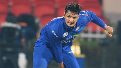 കോളടിച്ചത് മുംബൈ ഇന്ത്യന്സിന്! അഞ്ച് വിക്കറ്റുമായി അഫ്ഗാന് വണ്ടര്കിഡ്; സിംബാബ്വെ തകര്ന്നു