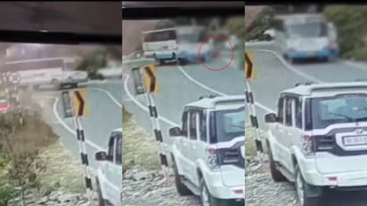 കൊടുംവളവ് തിരിയുന്നതിനിടെ ഡോറും തുറന്ന് സ്ത്രീ പുറത്തേക്ക്; ദാരുണാപകടത്തിന്റെ സിസിടിവി ദൃശ്യങ്ങള് പുറത്ത്