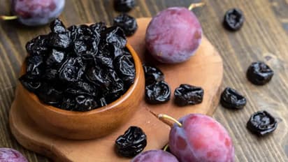 Health Tips: എല്ലുകളുടെ ആരോഗ്യത്തിനായി പ്രൂൺസ് ഡയറ്റില്‍ ഉള്‍പ്പെടുത്തൂ; അറിയാം മറ്റ് ഗുണങ്ങള്‍  