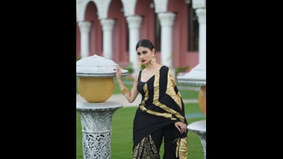 ಸೀರೆಗೂ ಗ್ಲಾಮರಸ್ ಟಚ್ ನೀಡ್ತಾಳೆ ಈ ಚೆಲುವೆ…. ಮೌನಿ ರಾಯ್ ಸೀರೆ ಲುಕ್ ನೋಡಿ ಪಡ್ಡೆಗಳ ನಿದ್ದೆ ಮಾಯ! 