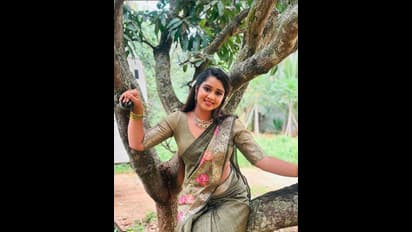 ಸೀರೆಯಲ್ಲೂ ಸೊಂಟ ತೋರಿಸಬೇಡ ಚಾರು; ಪೋಟೋಗೆ ಬರೀ ಹುಡುಗರದ್ದೇ ಕಾಮೆಂಟ್!