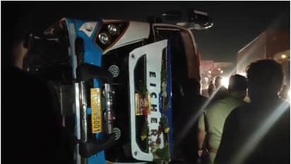 ദേശീയപാതയില്‍ ശബരിമല തീര്‍ത്ഥാടകര്‍ സഞ്ചരിച്ച ബസ് മറിഞ്ഞ് അപകടം; പതിനഞ്ചോളം പേർക്ക് പരിക്കേറ്റു