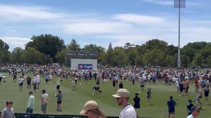 ലഞ്ച് ബ്രേക്കിനിടെ കാണികൾ കൂട്ടത്തോടെ ഗ്രൗണ്ടിലേക്ക്, പിന്നെ സെൽഫിയെടുക്കലും ബാറ്റിംഗ് പരിശീലനവും; അപൂർവ കാഴ്ച