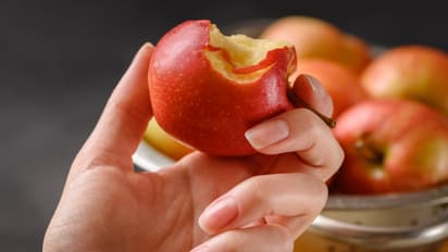 ಫಸ್ಟ್‌ನೈಟ್‌ನಲ್ಲಿ ಸೇಬು ತಿನ್ನೋದ್ಯಾಕೆ? ಸೇಬಿನಿಂದ ಆ ಸಾಮರ್ಥ್ಯ ಹೆಚ್ಚುತ್ತೆ!