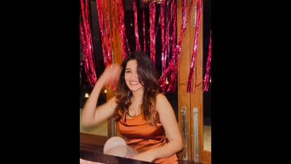 டீன் ஏஜ்ஜை கடந்தாச்சு! 20-ஆவது பிறந்தநாளை செம்ம Vibe உடன் கொண்டாடிய அனிகா சுரேந்திரன்!