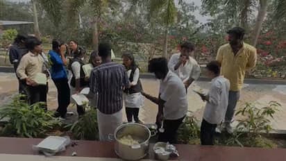 ഹോസ്റ്റൽ സാമ്പാറിൽ പുഴു; 'കോളേജിന്റെ പേര് പറഞ്ഞാൽ ഡോക്ടര്ക്ക് കാര്യമറിയാം' കപ്പ വിളമ്പി പ്രതിഷേധിച്ച് എബിവിപി