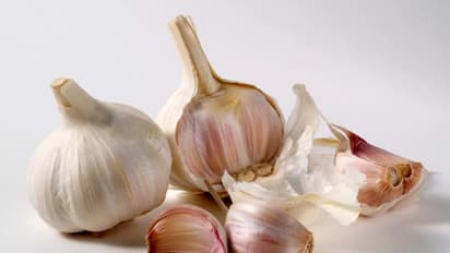 தூங்கும் போது தலையணைக்கு அடியில் பூண்டு வைத்தால் நீங்க நினைச்சு பாக்காத '1' நன்மை இருக்கு