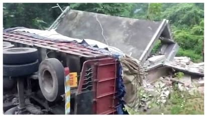 പന്തളത്ത് വീടിന് മുകളിലേക്ക് ലോറി മറിഞ്ഞ് അപകടം; പരിക്കേറ്റ 4 പേർ ആശുപത്രിയിൽ