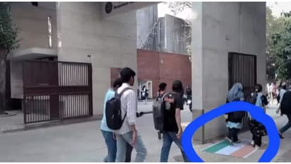 ഇന്ത്യയെ അവഹേളിച്ച് ബംഗ്ലാദേശ്; ദേശീയ പതാകയിൽ ചവിട്ടി നടന്ന് യൂണിവേഴ്സിറ്റി വിദ്യാർത്ഥികൾ, പ്രതിഷേധം ശക്തം