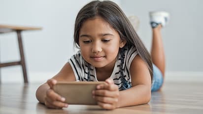 കുട്ടികള്‍ക്ക് മൊബൈല്‍ ഫോണ്‍ നല്‍കുന്നതിന് മുമ്പ് ഇക്കാര്യങ്ങൾ കൂടി അറിഞ്ഞിരിക്കൂ 