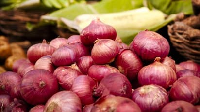 ഉള്ളിവില താങ്ങാനാവില്ല ഭയ്യാ, കുറച്ചധികം തരൂ; പോസ്റ്റുമായി ഉപഭോക്താവ്, വില കുറച്ച് സ്വിഗി ഇന്‍സ്റ്റാമാര്‍ട്ട്