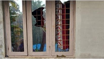 പാതിരാത്രി വീടുകയറി ആക്രമിച്ചു, പരാതിയുമായി വീട്ടമ്മ പൊലീസ് സ്റ്റേഷനിൽ; പ്രതികളെ കണ്ടെത്താൻ അന്വേഷണം