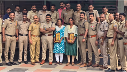 സ്കൂൾ വിട്ട് വന്ന 13 കാരിയോട് ക്രൂരത കാട്ടാൻ ശ്രമിച്ച യുവാവിനെ തുരത്തിയ ഹരിത കർമസേനാംഗങ്ങൾ, ആദരവുമായി പൊലീസ്